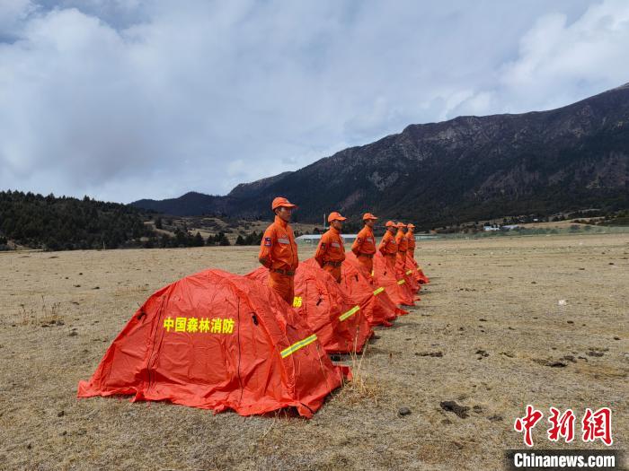 正在進(jìn)行帳篷搭設(shè)。　西繞拉翁 攝