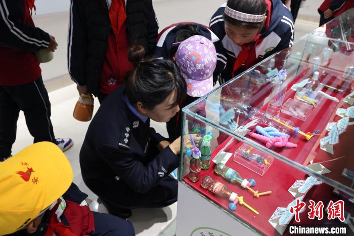 圖為亞東邊檢站民警為駐地小學(xué)生開展禁毒教育?！『?攝