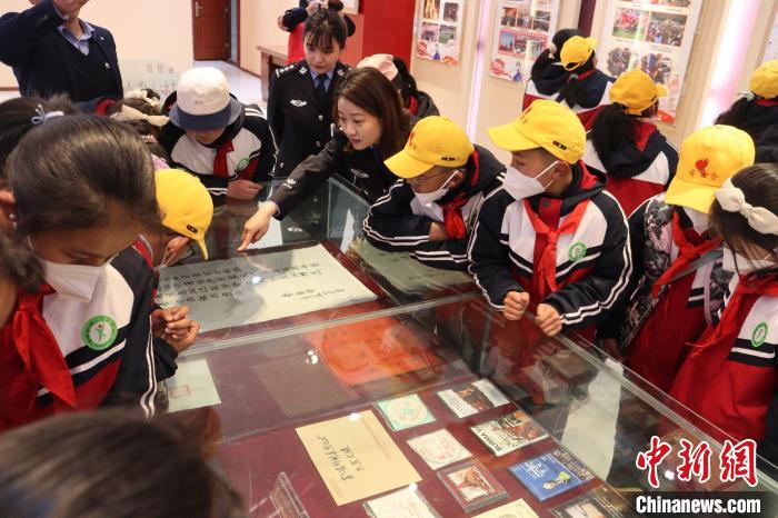 圖為亞東邊檢站民警為駐地小學(xué)生講解該站榮譽(yù)發(fā)展史?！『?攝