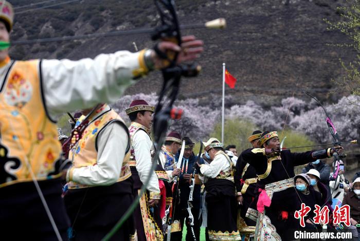 3月28日，選手參加響箭比賽。　李林 攝