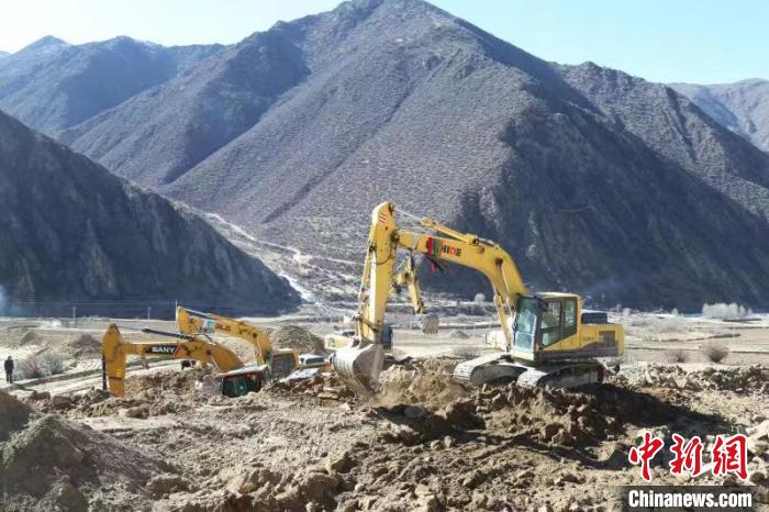 圖為高標(biāo)準(zhǔn)農(nóng)田建設(shè)施工現(xiàn)場?！「裆愔?攝