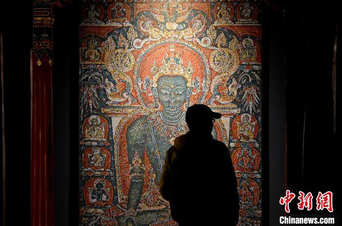 3月31日，觀(guān)眾欣賞展覽中的作品?！±盍?攝