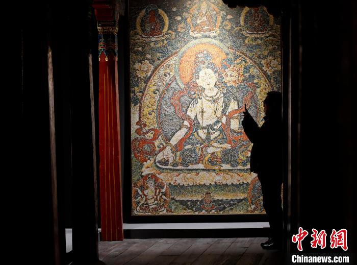 3月31日，觀(guān)眾欣賞展覽中的作品?！±盍?攝