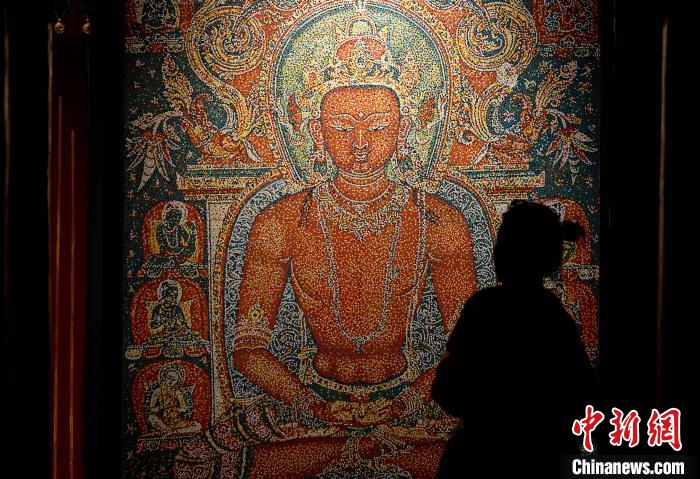 3月31日，觀(guān)眾欣賞展覽中的作品?！±盍?攝