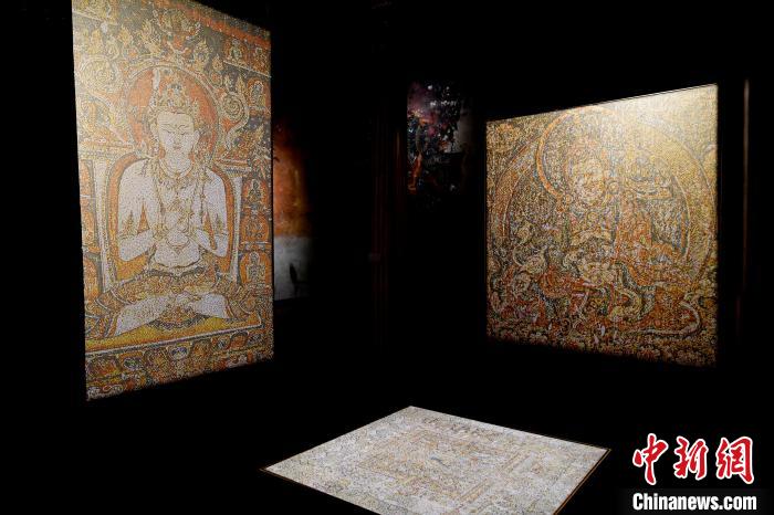 3月31日，觀(guān)眾欣賞展覽中的作品?！±盍?攝