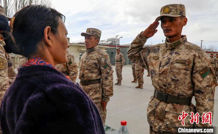 圖為列兵扎西加央向母親敬禮?！詵| 攝