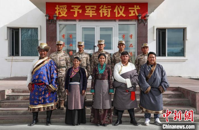 圖為列兵代表與親人合影留念?！詵| 攝