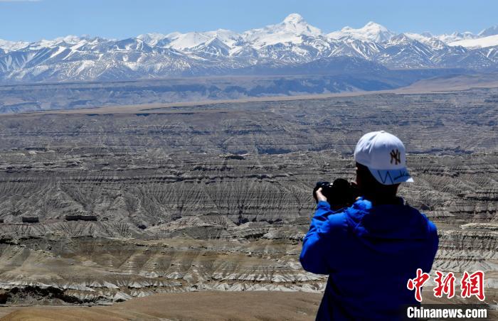 4月5日，游客在觀景臺拍攝札達(dá)土林?！±盍?攝