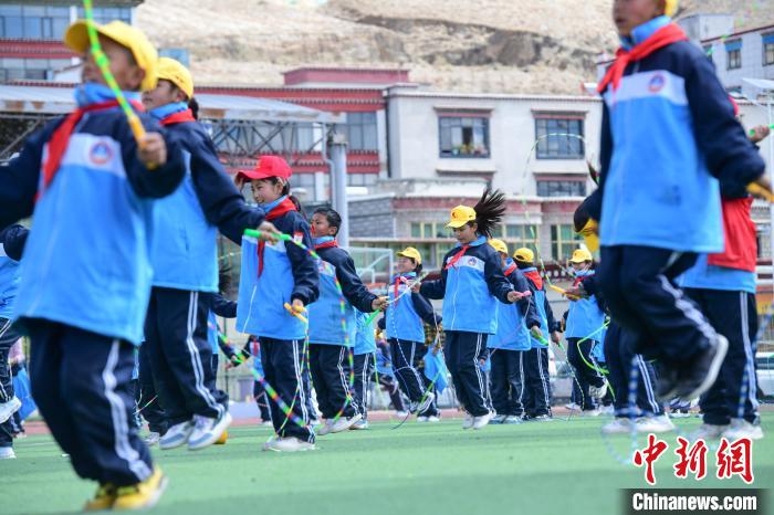 圖為學(xué)生正在練習(xí)跳繩?！∝暩聛硭?攝