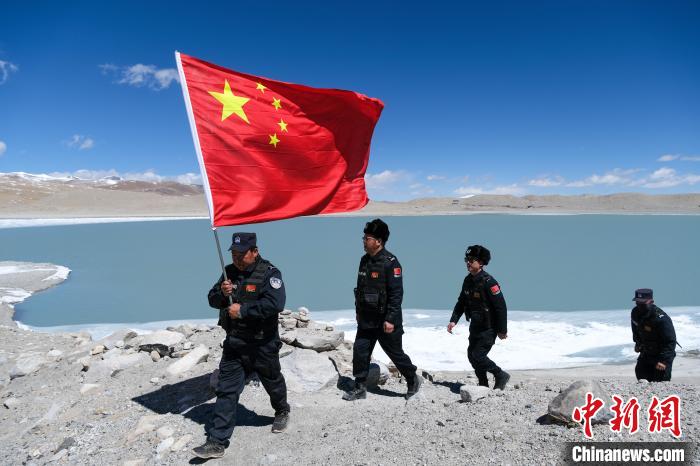 4月5日，普瑪江塘邊境派出所民輔警進(jìn)行邊境巡邏?！〗w波 攝