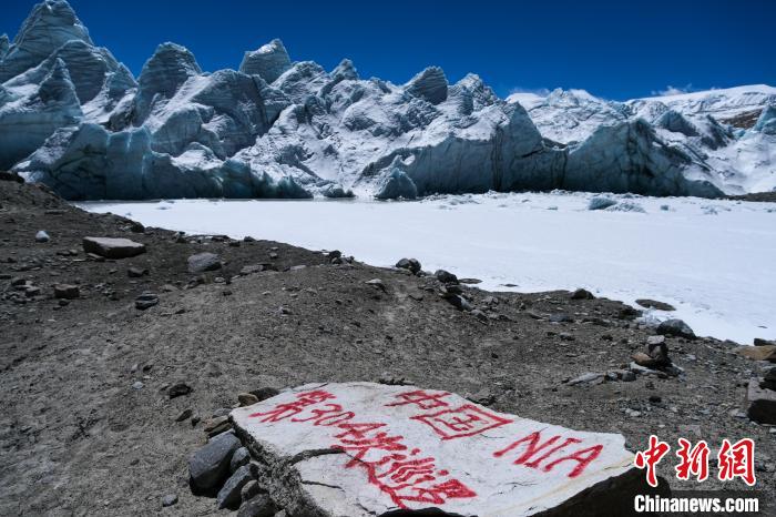 普瑪江塘邊境派出所民輔警巡邏標(biāo)記?！〗w波 攝