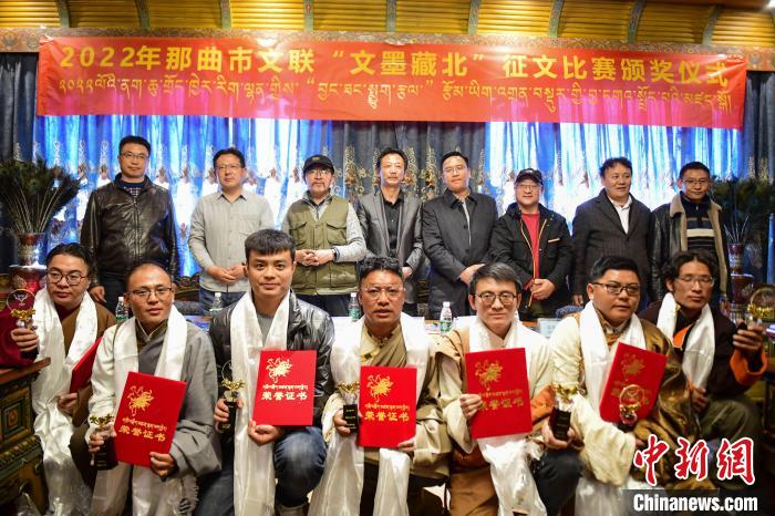 圖為獲獎(jiǎng)人員合影留念?！∝暩聛硭?攝