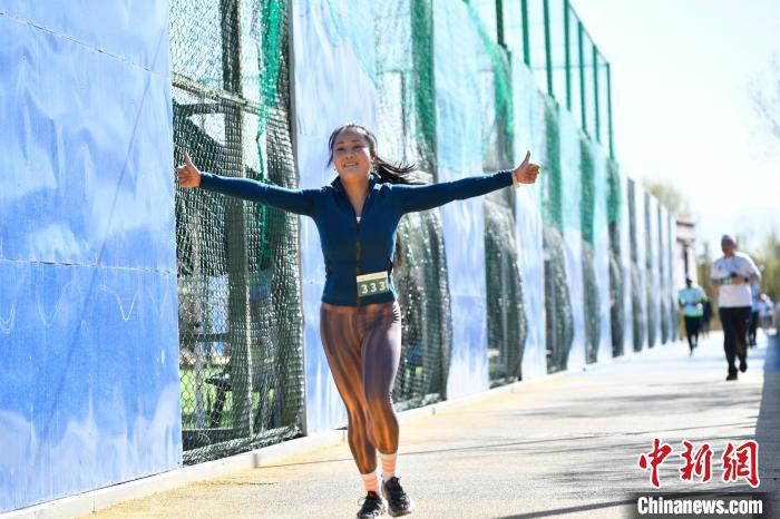 圖為5公里歡樂跑現(xiàn)場(chǎng)?！∝暩聛?lái)松 攝