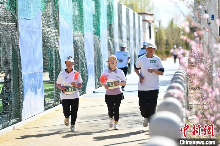 圖為5公里歡樂跑現(xiàn)場(chǎng)。　貢嘎來(lái)松 攝