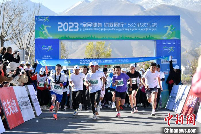 圖為5公里歡樂跑現(xiàn)場(chǎng)?！∝暩聛?lái)松 攝