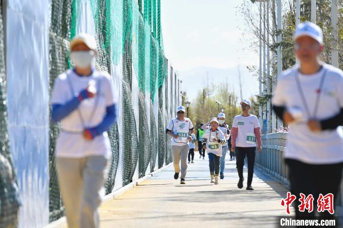 圖為5公里歡樂跑現(xiàn)場(chǎng)。　貢嘎來(lái)松 攝