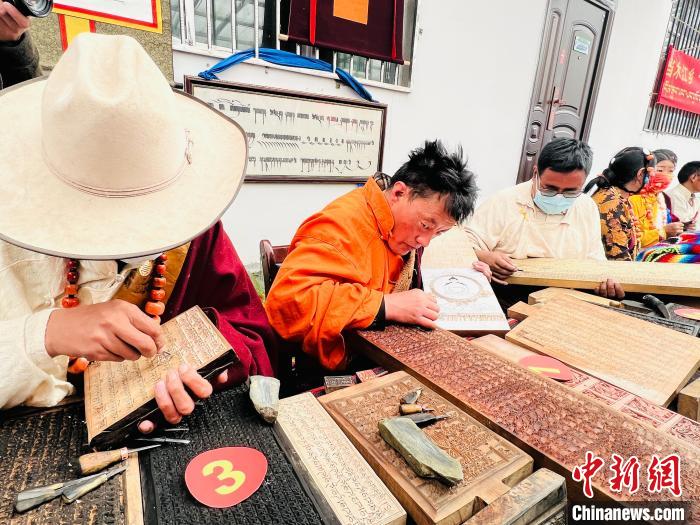 圖為2022年，聶榮縣當(dāng)木江鄉(xiāng)“鄉(xiāng)村振興那曲奮進(jìn)”活動(dòng)雕刻比賽現(xiàn)場(chǎng)。資料圖 那曲市“鄉(xiāng)村振興 那曲奮進(jìn)”活動(dòng)辦供圖