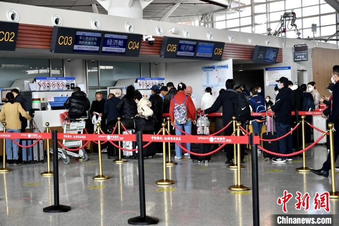 圖為旅客辦理登機(jī)手續(xù)?！≈芎?攝