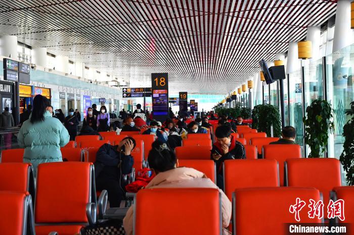 圖為旅客在機(jī)場候機(jī)室等待登機(jī)?！≈芎?攝