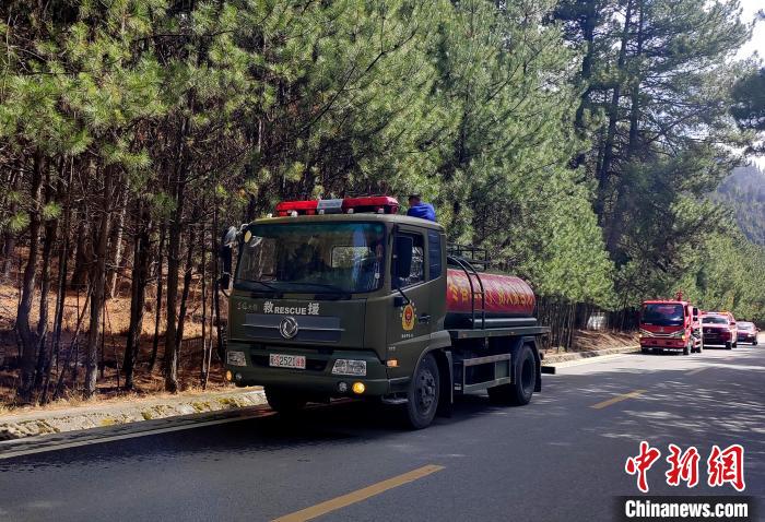 林芝市森林消防支隊(duì)米林中隊(duì)在米林縣一帶開展灑水增濕作業(yè)?！≮w健宇 攝