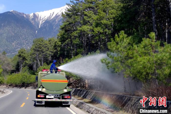 林芝市森林消防支隊(duì)米林中隊(duì)在米林縣一帶開展灑水增濕作業(yè)?！≮w健宇 攝