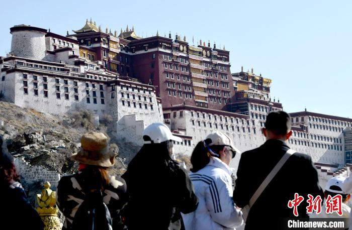 4月17日，游客在拉薩布達(dá)拉宮觀景臺拍照留念。　李林 攝