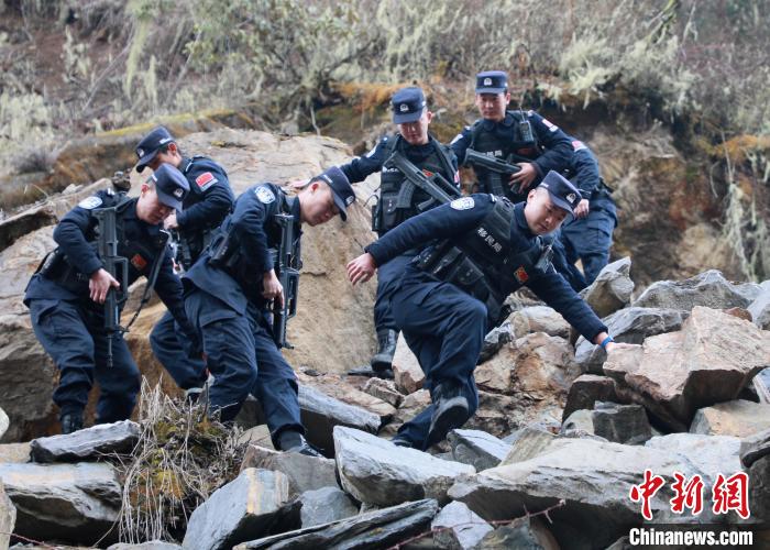 山南邊境管理支隊(duì)玉麥邊境派出所民警在邊境巡邏途中穿過亂石區(qū)?！∴嶇?攝