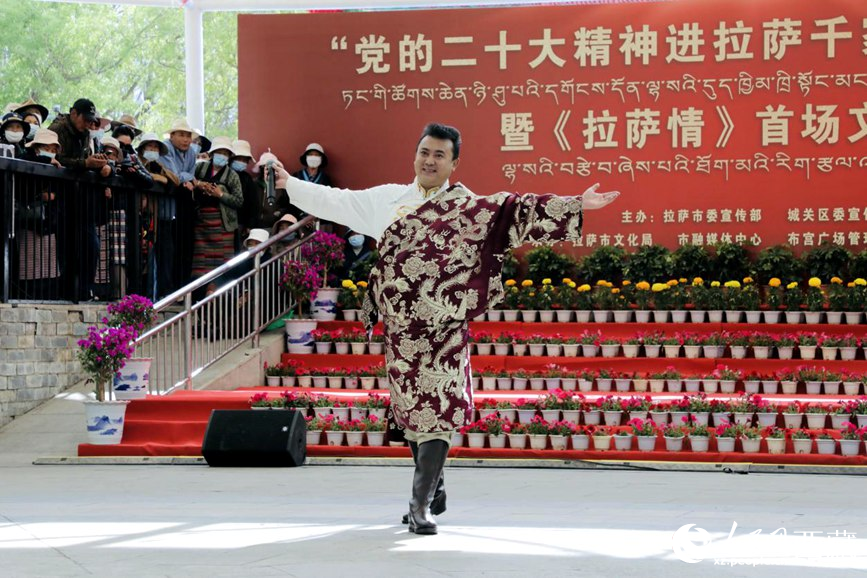 獻唱《夏爾巴》。人民網(wǎng) 次仁羅布攝