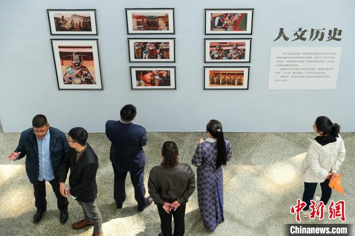 圖為觀眾觀看展覽。