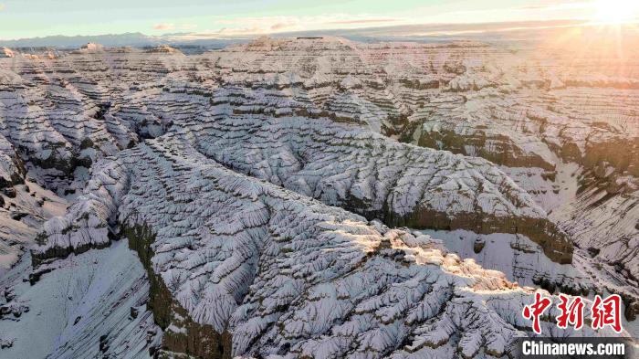 圖為參展攝影師拍攝的西藏阿里札達(dá)土林雪后風(fēng)光。　主辦方 供圖