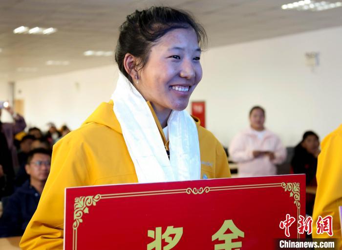 玉珍拉姆上臺領(lǐng)獎?！∝暣_ 攝