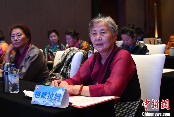 圖為西藏銀發(fā)旅游產(chǎn)品體驗團老年代表?！≮w朗 攝