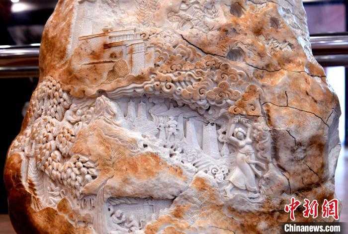 圖為5月16日，展覽中的漢白玉雕作品《猴子變?nèi)恕??！±盍?攝