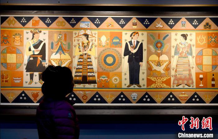 圖為5月16日，觀眾正在欣賞展覽中的新創(chuàng)唐卡作品。　李林 攝