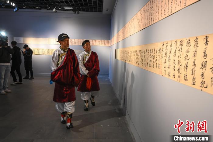 圖為學(xué)生參觀黃庭堅書法文獻(xiàn)展?！≮w朗 攝