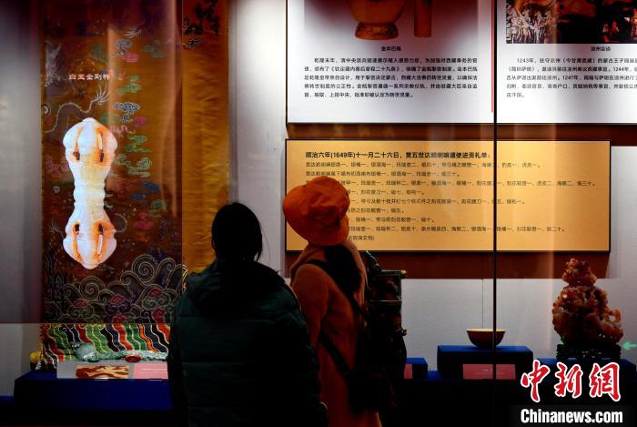 圖為5月18日，觀眾正在欣賞展覽?！±盍?攝