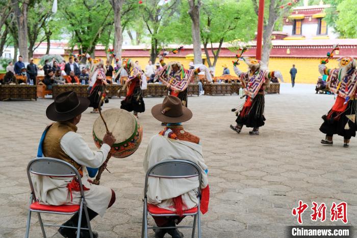 中國西藏發(fā)展論壇中外參訪嘉賓在拉薩羅布林卡觀藏戲、品卡塞