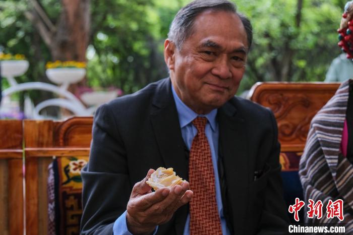 菲律賓駐華大使吉米·阿德里亞諾·弗洛克魯茲品嘗卡塞?！〗w波 攝