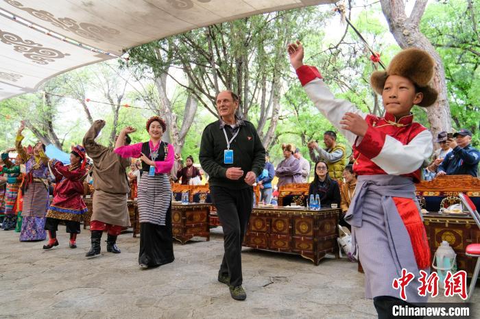 英國籍嘉賓柯馬凱(Michael Crook)加入鍋莊舞隊伍?！〗w波 攝