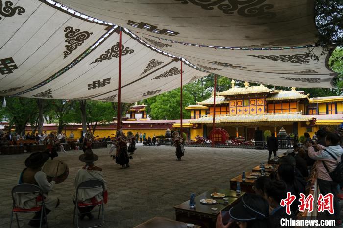 圖為當(dāng)日拉薩羅布林卡?！〗w波 攝