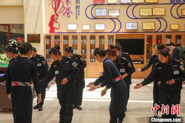 日喀則火車站客運人員學(xué)習(xí)服務(wù)禮儀。　斗山得 攝