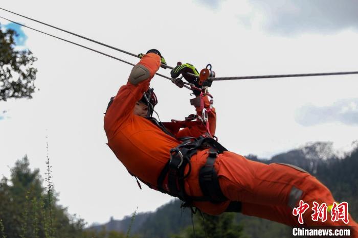 圖為消防員開(kāi)展斜向救援訓(xùn)練。　吳蕾蕾 攝