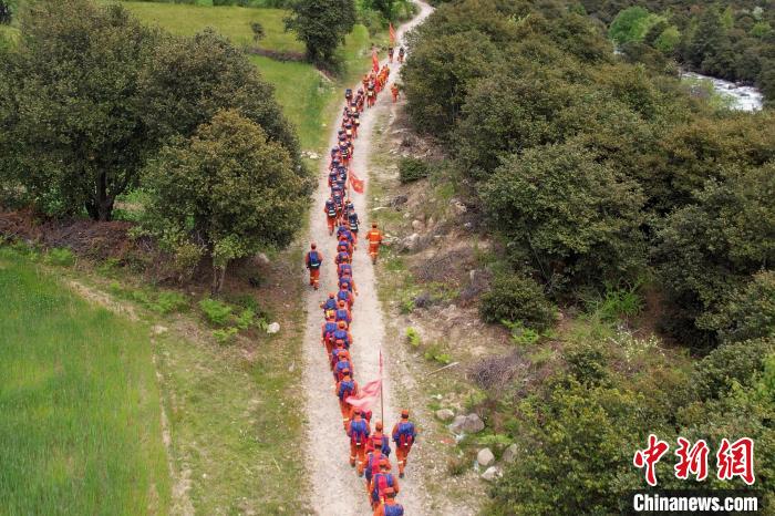 圖為西藏林芝森林消防員穿越山林?！●T怡凡 攝
