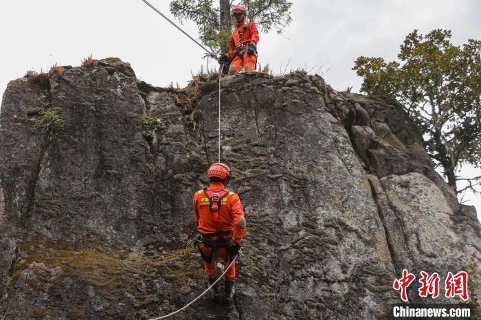 圖為消防員開(kāi)展崖壁滑降訓(xùn)練?！抢倮?攝