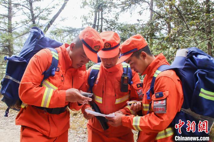 圖為消防員開(kāi)展野外按圖行進(jìn)訓(xùn)練?！抢倮?攝