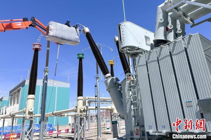 國(guó)網(wǎng)西藏電力組織檢修人員對(duì)設(shè)備進(jìn)行全面體檢。　國(guó)網(wǎng)西藏電力有限公司 供圖