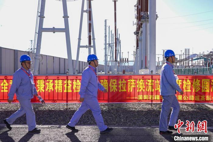圖為檢修現(xiàn)場(chǎng)?！?guó)網(wǎng)西藏電力有限公司 供圖