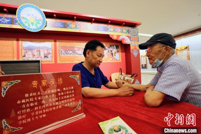 “藏韻瑰寶”藏醫(yī)四部醫(yī)典唐卡珍品展在天津美術(shù)館展出，展覽現(xiàn)場(chǎng)藏醫(yī)專家義診受歡迎?！⒖∩n 攝