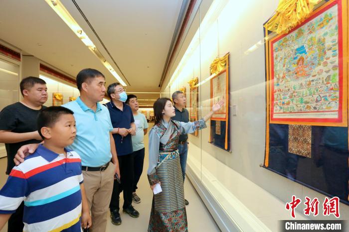 “藏韻瑰寶”藏醫(yī)四部醫(yī)典唐卡珍品展現(xiàn)場(chǎng)。　劉俊蒼 攝