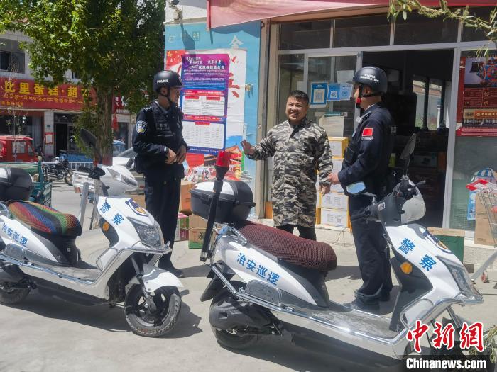 民警對(duì)轄區(qū)商鋪進(jìn)行走訪排查?！↑S創(chuàng)偉 攝